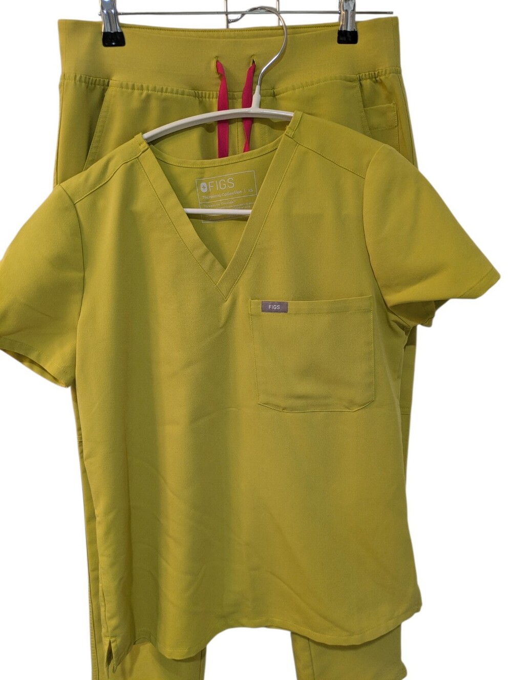 Figs Women Limeade Scrub Set - Odesa Top And Muoy Jogger Pants